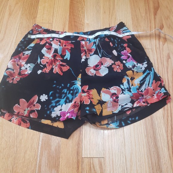 Costa Blanca Floral Shorts - Picture 3 of 5